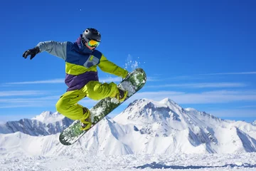 Vlies Fototapete Wintersport Snowboarder macht Trick