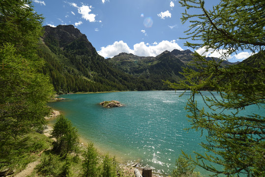 lago di montagna diga Trentino Alpi paesaggio monti montagne 