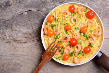 Pasta with shrimps and tomato