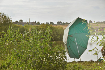 Połów z zielonym parasolem © markstudio2008