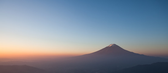 Fototapety  Szczyt góry Fuji i wschodzące niebo w sezonie jesiennym
