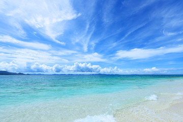 Fototapeta premium 沖縄の美しい海とさわやかな空