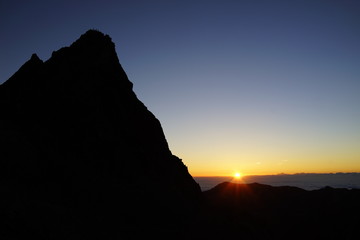 槍ヶ岳　夜明け　朝日　ご来光　山頂　眺望　北アルプス　登山　空　絶景　雲海　オレンジ　日の出　