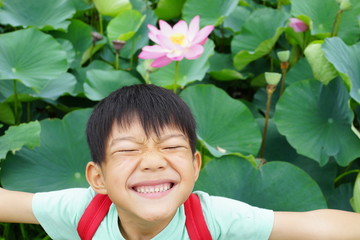 蓮の花　蓮園　ロータスガーデン　少年　笑顔　古代蓮　アジア人　日本人