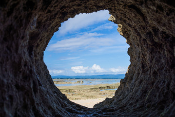 沖縄の海・岩穴から海を眺める
