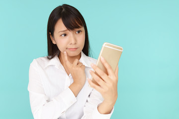 不安そうな表情の女性