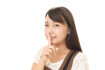 唇に指を当てる女性