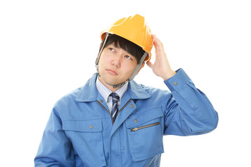 疲れた表情の労働者