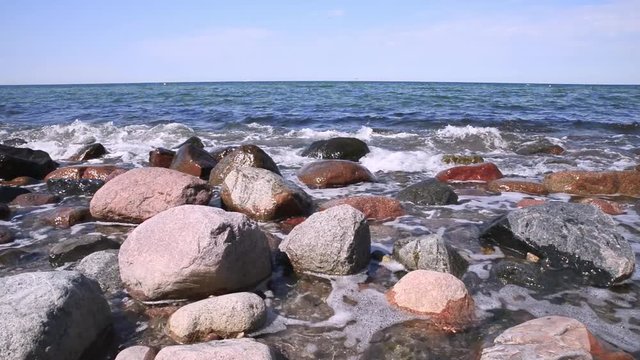 Wellen brechen an den Steinen
