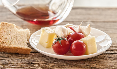 Italian cheese with tomato and garlic