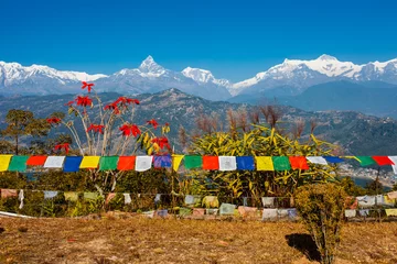 Photo sur Plexiglas Annapurna Tibetan prayer flags with view of Phewa lake and Annapurna mount