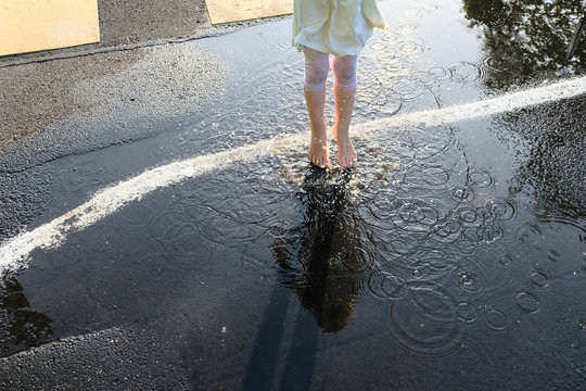 Kinderf&uuml;&szlig;e in der pf&uuml;tze