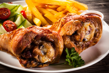 Grilled turkey legs with chips and vegetables 