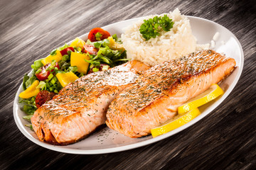 Fried salmon, rice and vegetables 