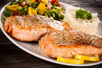 Fried salmon, rice and vegetables 