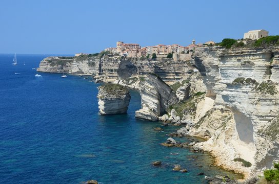 korsische Stadt Bonifacio thront auf dem Kalksteinkliff