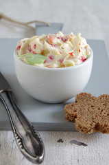 Brotblumen mit Blütenbutter aus Kapuzinerkresse
