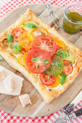 Blaetterteig mit frischen Tomaten