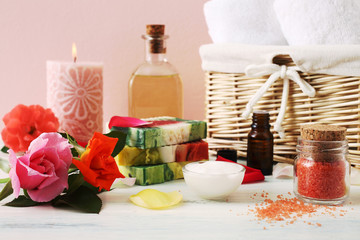 prodotti per la bellezza e cura del corpo al profumo di rose