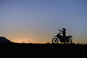 Fototapeta na wymiar motosiklet ile doğada keşif gezisi