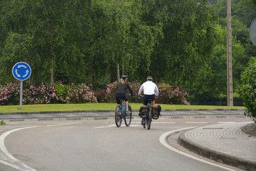 pareja de ciclistas circulando por la carretera