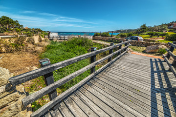 Fototapeta na wymiar wooden path to the beach