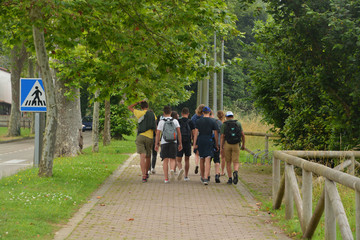 Obraz premium grupo de jóvenes de excursión