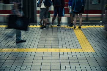 地下鉄に乗る人々,日本