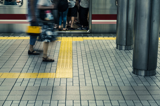 地下鉄に乗る人々,日本