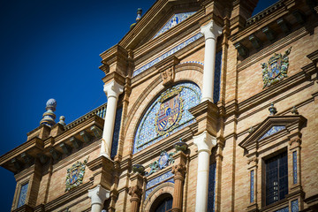 Fototapeta na wymiar Stemma regale spagnolo incastonato nel palazzo centrale di Plaza de España a Siviglia, costruito nel 1929
