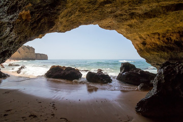Skalista plaża i jaskinia w Algarve - Portugalia. - obrazy, fototapety, plakaty