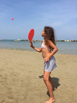 bambina che gioca