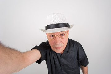Selbstportrait eines Senior / Selfie / Stick