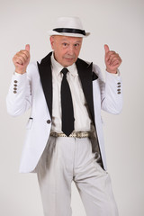 Portrait eines älteren Mannes / Senior / Opa in weißem Anzug / elegant