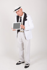 Senior in weißem Anzug hält Tablet / Computer mit Platz für Text / Symbol