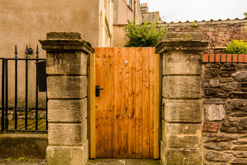 porta di legno: ingresso in un cortile