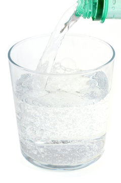 Un verre d'eau gazeuse 