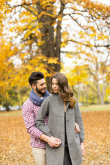 Fototapeta premium Young couple in the autumn park