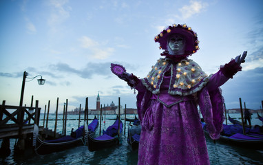 Obraz premium Beautifull Venetian masked model from the Venice Carnival 2015 w