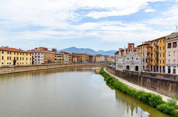 Fototapeta na wymiar old architecture and river Arno, Pisa, italy