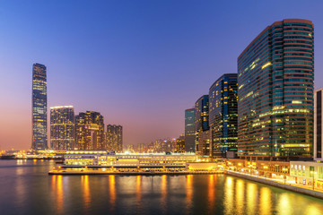 Obraz premium Piękny budynek w Hong Kongu nocą i Victoria Harbour vie