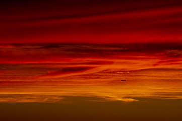 Самолёт на фоне закатного неба