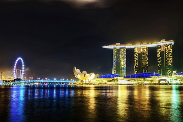 Fototapeta na wymiar Singapore Flyer and Artscience museum and Marina Bay Sands night