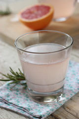 Bicchiere di acqua di pompelmo al rosmarino