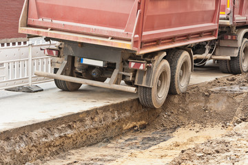 Der Anhänger von einem LKW droht in eine Baugrube zu rutschen