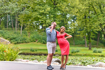Obraz premium pregnant woman with her husband in park