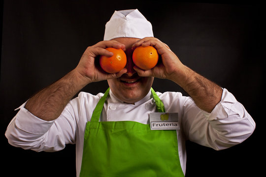 Dependiente Fruter&iacute;a con Naranjas