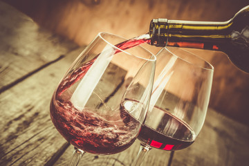 Wein in ein Glas gießen