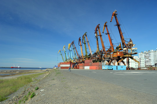 Портовые краны на берегу реки Енисей в Дудинке