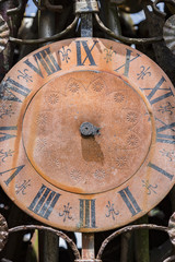 Nostalgische Uhr mit rostigem Ziffernblatt, ohne Zeiger...Konzept: Vergänglichkeit, Vergangenheit